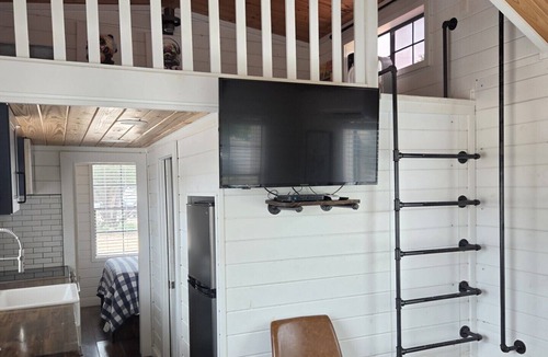 Liberty Hill Cabin | Brazos Cabin - Cozy 1-bedroom cabin in a quite resort near Liberty Hill