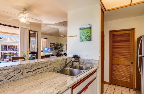 Waikoloa Condo | Breathtaking Mountain Views Beach Walk Condo w/Marble Bath