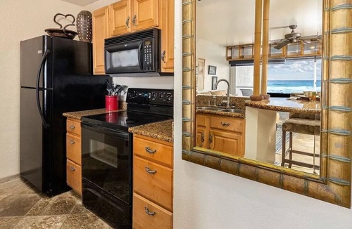 Historic Kailua Village Condo | 🏖️Breathtaking Oceanfront! | AC | Concierge Included