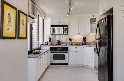 Waikiki Condo | Breathtaking Views! AC, Full Kitchen, Washer/Dryer, FREE Wi-Fi & Parking!