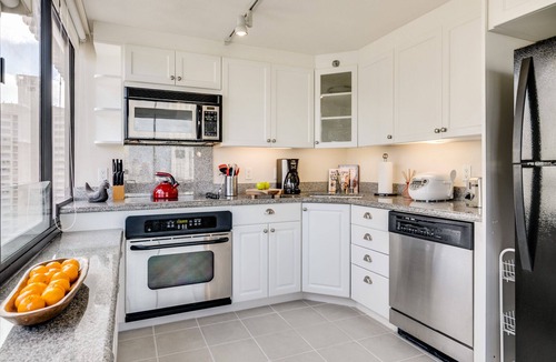 Waikiki Condo | Breathtaking Views! AC, Full Kitchen, Washer/Dryer, FREE Wi-Fi & Parking!