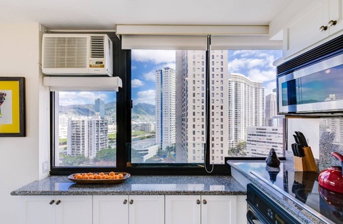 Waikiki Condo | Breathtaking Views! AC, Full Kitchen, Washer/Dryer, FREE Wi-Fi & Parking!