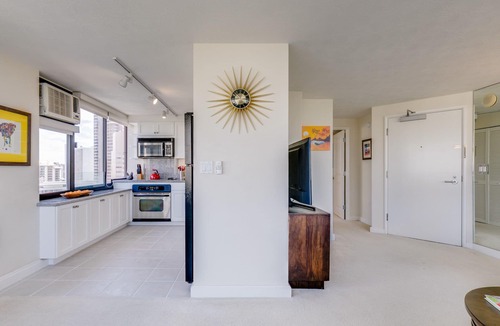 Waikiki Condo | Breathtaking Views! AC, Full Kitchen, Washer/Dryer, FREE Wi-Fi & Parking!