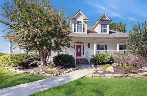 April Sound House | Breeze Getaway | Spacious Lakehouse in Montgomery