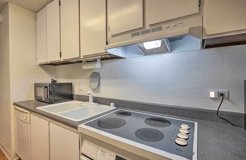 Historic Kailua Village Apartment | Breezy Condo w/Screened Lanai in Kailua-kona!