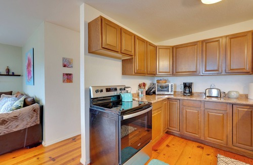 Kona Palisades Cottage | Breezy Kailua-kona Bungalow w/Lanai & Ocean View!