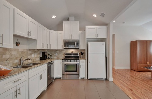 Brentwood House | Brentwood Guest House, Spacious Living Area, Fenced Yard