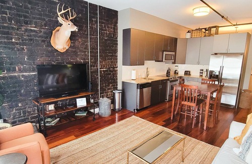 Historic District - North Apartment | Brick on Broughton-*Spacious Downtown Loft near Plant Riverside*