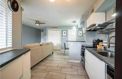 Riverside Condo | Bright Austin Retreat Minutes from Downtown with Patio and Free Parking