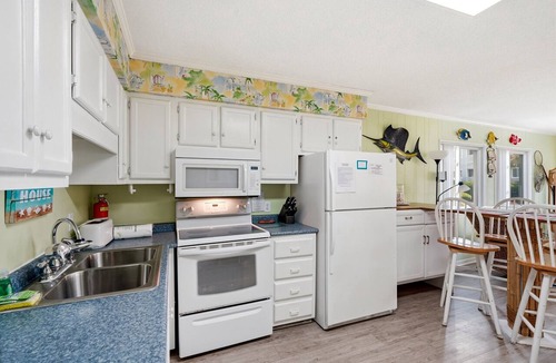 Myrtle Beach Condo | Bright Beach Condo with Proximity to Nearby Attractions!