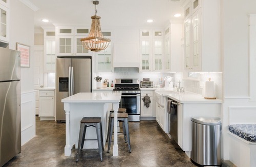 East Cesar Chavez House | Bright, Luxurious, Colonial-style Downtown Home