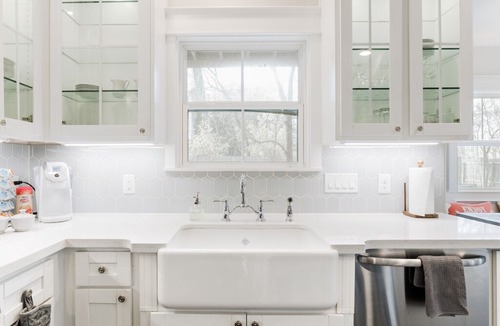East Cesar Chavez House | Bright, Luxurious, Colonial-style Downtown Home