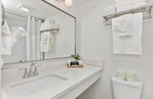 Myrtle Beach Hotel | Bright & Modern Studio 2 Queen Beds 3-Min Walk to Beach