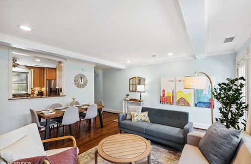 Del Ray House | Bright townhome in vibrant Del Rey 10mins to DC with firepit