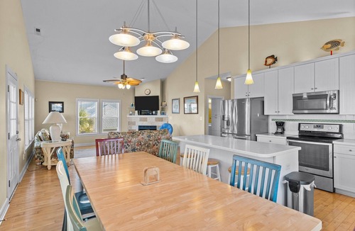 Newport House | BRING THE BOAT ! GORGEOUS PET FRIENDLY HOME ON THE SOUND