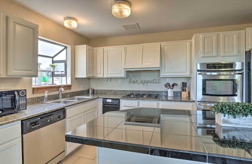 Briarcliff House | BRING THE BOAT/Kids & Pets! LAKE TRAVIS FUN! Fenced Yard/Trails/Golf/FEED Deer!