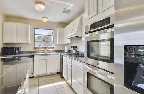 Briarcliff House | BRING THE BOAT/Kids & Pets! LAKE TRAVIS FUN! Fenced Yard/Trails/Golf/FEED Deer!