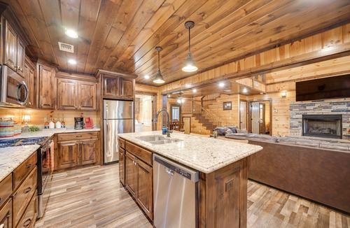 Golden Cabin | Broken Bow Cabin on 1 Acre w/Hot Tub & Fire Pit!