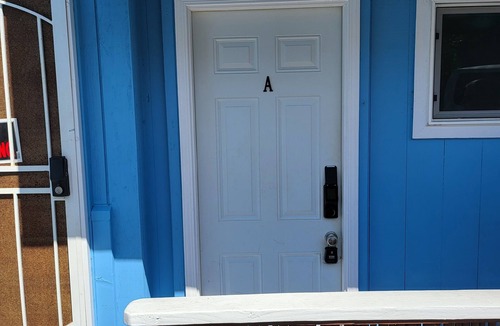Wailuku Apartment | Budget Downtown Studio-A with European Bunk Beds, AC, WIFI & 4 free Streamers!
