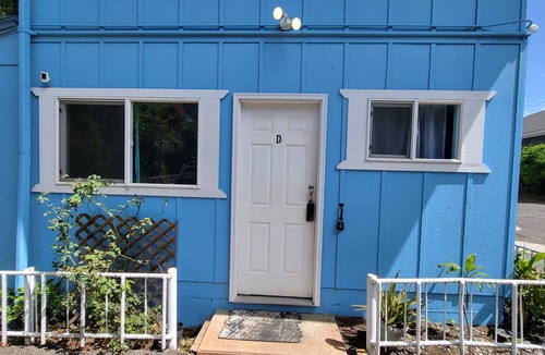 Wailuku Apartment | Budget Downtown Studio-D w/Queen Bed, Twin Love Seat AC, WIFI & 4 free Streamers