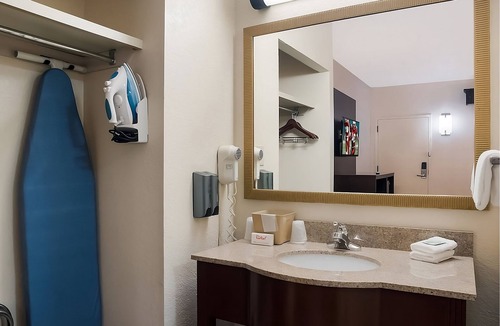 Tupelo Hotel | Budget-friendly Accommodation | Free Breakfast, Pets Allowed | Near Tupelo Zoo