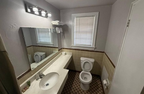 Danville Hotel | Budget-Friendly King Unit Near Speedway with Free Parking and Pets Allowed