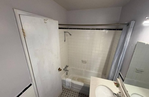 Danville Hotel | Budget-Friendly King Unit Near Speedway with Free Parking and Pets Allowed