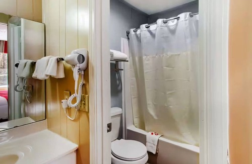 Ridgeland Hotel | Budget-Friendly Room w/Flat-Screen TV in Ridgeland
