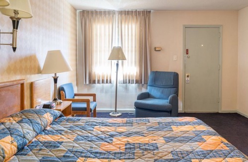 Huntington House | Budget Host Inn 1 Queen Bed Room Near Huntington Metro Station