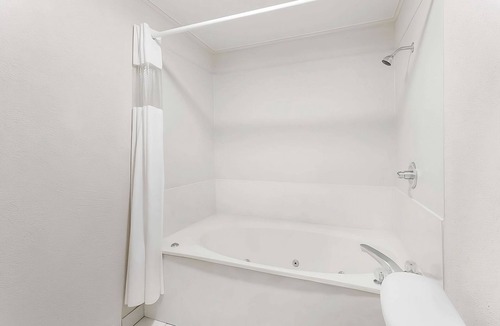Austin Ave. Hotel | Budget Stay w/Mini-Fridge and Microwave Near Waco’s Top Museums – Pet-Friendly!