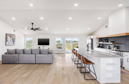 Weston House | Bungalow on 3 Acres - Hot Tub& Firepit