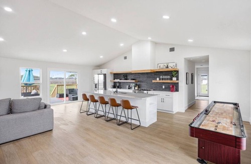 Weston House | Bungalow on 3 Acres - Hot Tub& Firepit
