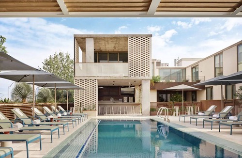 Travis Heights Hotel | Bunk Suite with Lounge Area and Balcony for 4