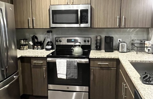 Houston Apartment | Business-Ready Haven/Near IAH, Gym, Pool & Parking