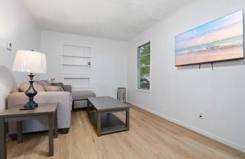 Lafayette Apartment | Byron St 5BR single Unit Downtown Lafaytte