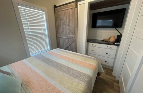 Sherrills Ford Cabin | C-68 Tiny Lakeside Retreat Sleeps 8, 1 BR w/Loft