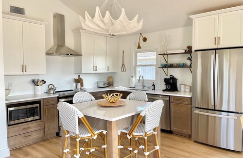 Nags Head Cottage | Cabell’s Coastal Cottage-Sleeps 10 Jockey’s Ridge 1 mile to beach Sunsets & Pets