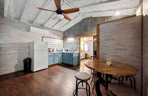 Hico Cabin | Cabin 2 Glamping, Nearby Glen Rose