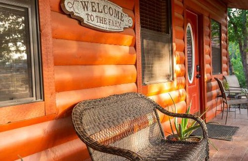 Waco Ski Chalet | Cabin 3 Rental 15 minutes from Magnolia and Baylor
