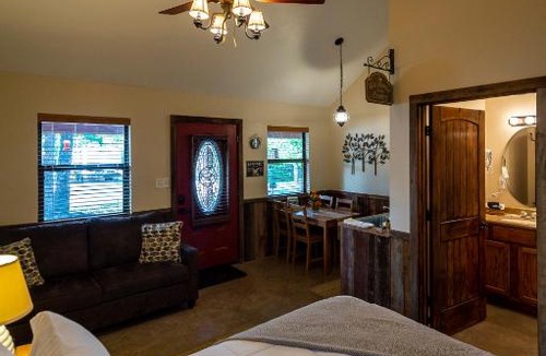 Waco Ski Chalet | Cabin 3 Rental 15 minutes from Magnolia and Baylor