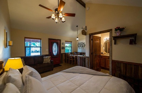 Waco Ski Chalet | Cabin 3 Rental 15 minutes from Magnolia and Baylor