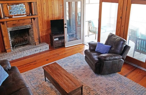 Manning House | Cabin Cove on Lake Marion