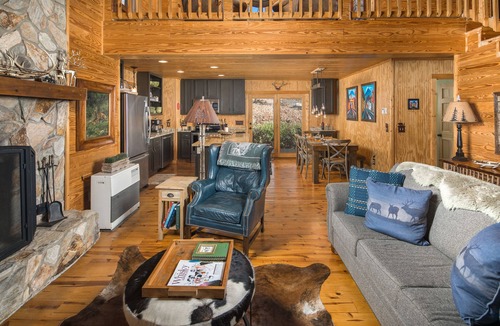 Laurel Springs Cabin | Cabin Fireplace Mountains Game Room Jefferson, NC
