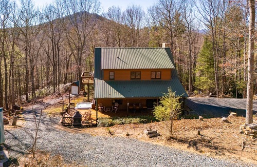 Laurel Springs Cabin | Cabin Fireplace Mountains Game Room Jefferson, NC