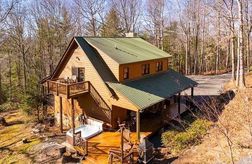 Laurel Springs Cabin | Cabin Fireplace Mountains Game Room Jefferson, NC
