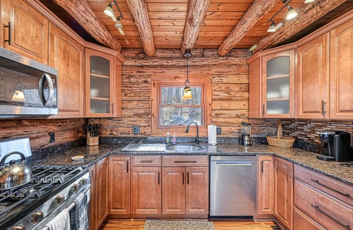 Mineral Cabin | Cabin on the Cove perfect family getaway with a year around hot tub!