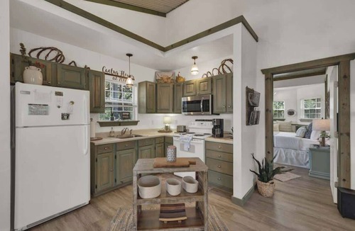 Fredericksburg House | Cactus Flower Lodge-20 min to Downtown-starlit Sky Views