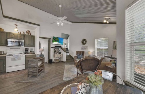 Fredericksburg House | Cactus Flower Lodge-20 min to Downtown-starlit Sky Views