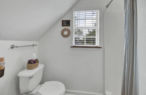 Fredericksburg House | Cactus Flower Treehouse-Pet Friendly-Hill Country Views!