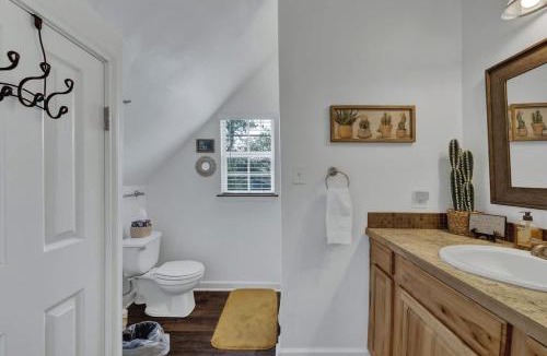 Fredericksburg House | Cactus Flower Treehouse-Pet Friendly-Hill Country Views!